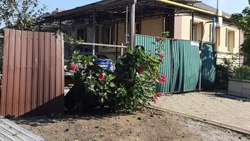 Четыре домовладения и машина получили повреждения при обстреле ВСУ посёлка в Белгородской области