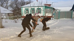 Волонтёры Валуйского городского округа организовали акцию «Помоги очистить снег»