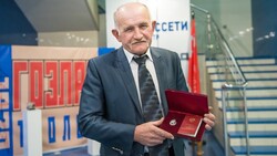 Вячеслав Гладков вручил сотруднику компании «Белгородэнерго» государственную награду