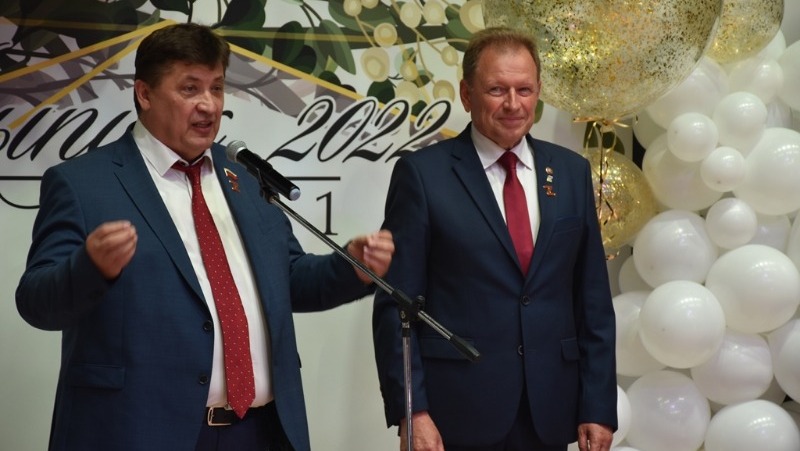 Председатель Белгородской областной Думы Юрий Клепиков поздравил валуйских выпускников