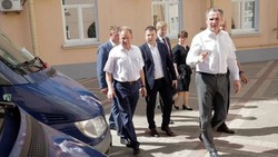 Губернатор Вячеслав Гладков передал пять бронированных машин главам приграничных муниципалитетов 