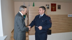 Начальник ОМВД Евгений Радченко вручил ветерану памятную медаль