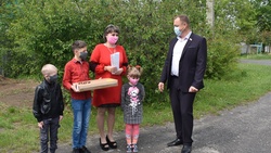 Депутат Сергей Попов подарил валуйской семье ноутбук в рамках акции «Помоги учиться дома»