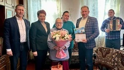 Валуйский глава Алексей Дыбов поздравил ветерана войны и труда Лидию Сосновскую с 98-летием