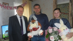 Родители двойни в Валуйском горокруге получили подарок от главы администрации