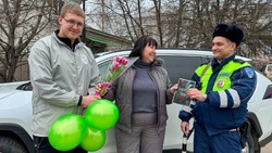 Сотрудники ГИБДД Валуйского округа вручили цветы женщинам-водителям