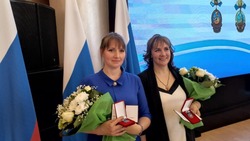 Вячеслав Гладков наградил двух мам из Валуйского округа знаком «Материнская слава» II степени