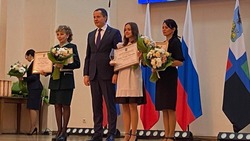 Губернатор Вячеслав Гладков продолжил вручение именных стипендий