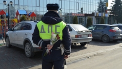 Валуйские сотрудники ГИБДД вместе с волонтёрами дали старт акции «Праздничный патруль»
