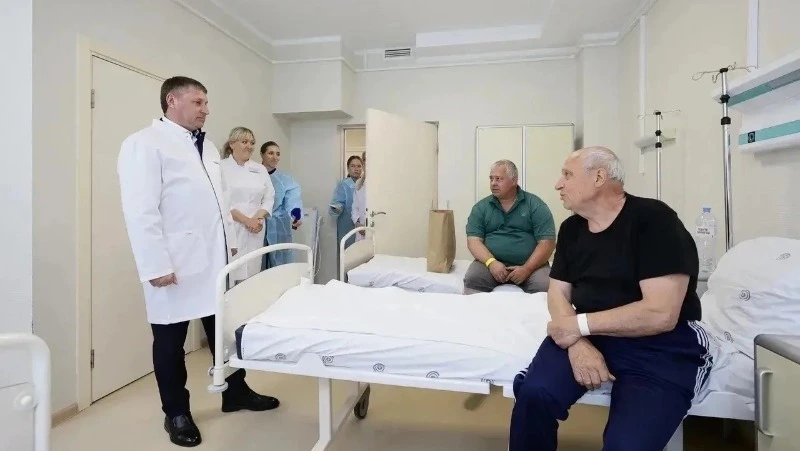 Врио губернатора Александр Шуваев сегодня навестил пострадавших от атак ВСУ белгородцев