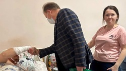 Глава администрации Валуйского округа Белгородской области Алексей Дыбов проведал раненого жителя