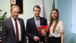 Глава администрации Валуйского округа Алексей Дыбов вручил паспорта юным землякам