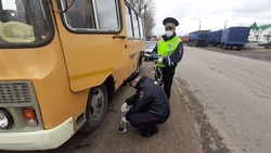 Валуйские автоинспекторы поместили автобус на спецстоянку за технические неисправности