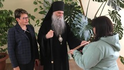 Епископ Валуйский и Алексеевский Савва вручил денежный сертификат на лечение шестимесячного ребёнка
