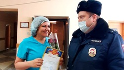 Полицейские Валуйского городского округа поздравили женщин-общественниц с 8 марта