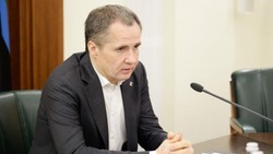 Вячеслав Гладков поручил вернуть на рабочие места выехавших бюджетников Шебекинского округа