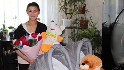 Валуйская семья из Белгородской области  получила в подарок двухместную детскую коляску