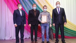 Глава администрации Валуйского городского округа вручил Благодарственные письма медикам