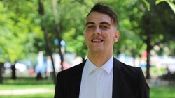 В музыке с детства. Валуйчанин Александр Лифинский победил в номинации «Рабочая молодёжь соцсферы»