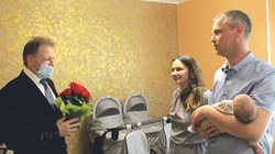 Ещё одна семья стала обладательницей двухместной коляски в Валуйском горокруге