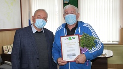 Первый замглавы администрации Валуйского округа наградил волонтёра Александра Базарова