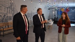 Региональный министр природопользования  Роман Татаринцев посетил  пространство «Завод» в Валуйках
