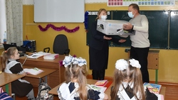 Алексей Дыбов вручил подарки тимоновцам от депутата Белгородской областной Думы