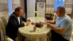 Глава администрации Валуйского округа Алексей Дыбов побывал у ветеранов и в семьях участников СВО