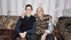 Вот такая дружба. Юный валуйчанин помог пенсионеру разобраться с гаджетом