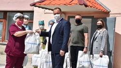 Депутат Сергей Попов вручил медикам округа более 70 подарочных наборов от партийцев