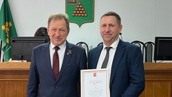 Глава администрации городского округа Алексей Дыбов вручил награды валуйчанам