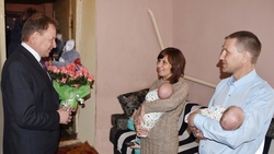 Глава администрации Валуйского округа вручил семье Малинских двухместную коляску