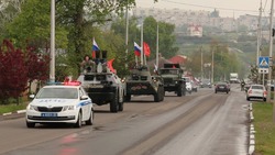 Колонна из трёх единиц армейской техники прошла по улицам Валуек Белгородской области