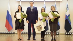 Вячеслав Гладков наградил губернаторских стипендиатов за достижения в общественной деятельности 