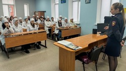Валуйские госавтоинспекторы рассказали студентам  о безопасном поведении на дорогах