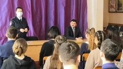 Полицейские вместе с наркологом провели профилактические лекции для валуйских учеников