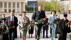 Члены регионального правительства возложили цветы к Вечному огню