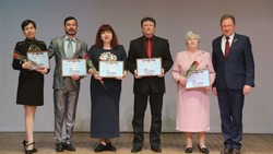 Алексей Дыбов в преддверии профессионального праздника вручил награды валуйским работникам культуры 