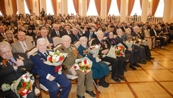 Евгений Савченко вручил ветеранам первые 13 медалей к юбилею Победы