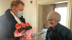 Алексей Дыбов поздравил жительницу Валуйского городского округа с 99-летием