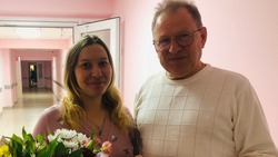 Глава администрации округа Алексей Дыбов поздравил валуйчанку с рождением дочери