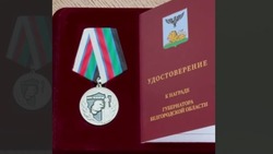 Вячеслав Гладков продемонстрировал новую награду для бойцов специального отряда «БАРС-Белгород»