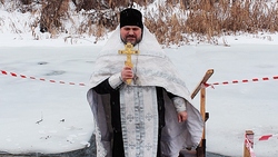 Благочинный Валуйского округа Михаил Чайка провёл чин освящения воды