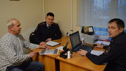 Общественник ОМВД совместно со стражами порядка провёл приём граждан в Валуйках