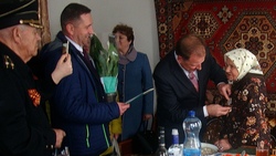 Глава администрации Валуйского округа поздравил с юбилеем жительницу Уразова