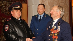 Начальник ОМВД по Валуйскому округу вручил юбилейную медаль ветерану войны