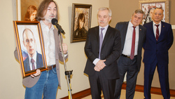 Персональная выставка Никаса Сафронова открылась в Белгороде