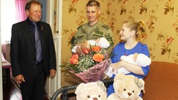 Глава администрации Валуйского района Алексей Дыбов поздравил родителей девочек-двойняшек