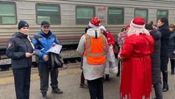 Транспортные полицейские ЛОП на железнодорожной станции Валуйки поздравили пассажиров с праздниками
