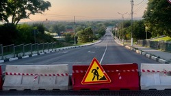 Строители продолжили ремонтировать мост через реку Валуй в Валуйках Белгородской области